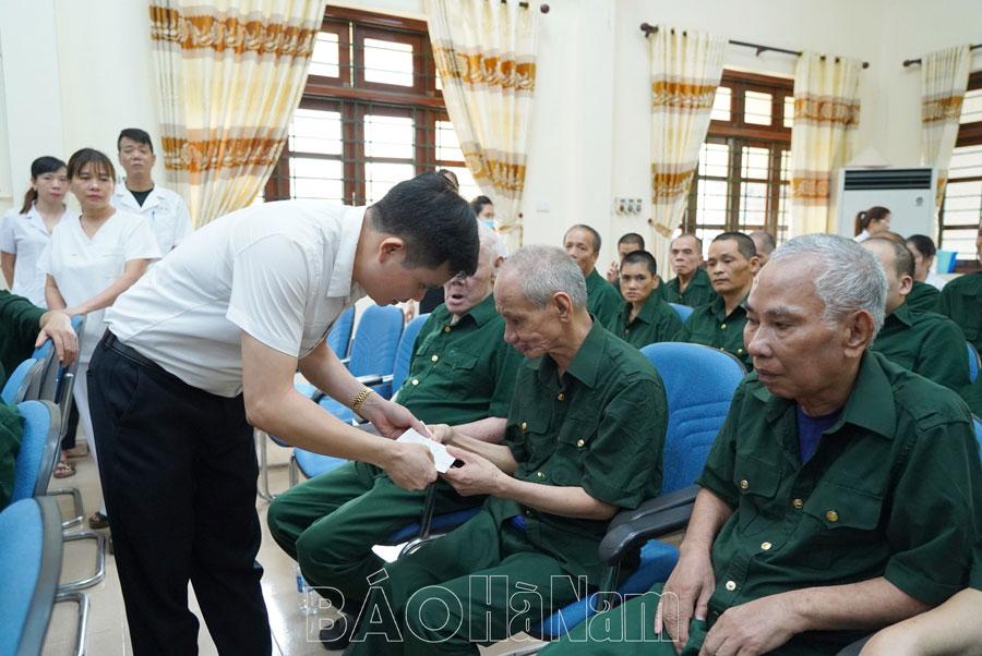Hội Doanh nhân trẻ tỉnh thăm, tặng quà Trung tâm Điều dưỡng thương binh Kim Bảng