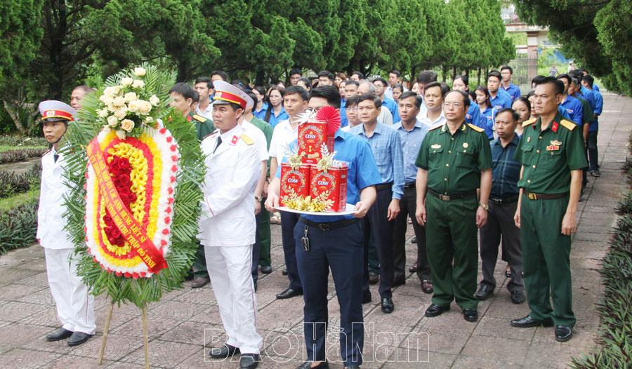 Đảng ủy Khối các cơ quan, Hội CTĐ tỉnh dâng hương tưởng niệm các Anh hùng Liệt sỹ phường Liêm Chính