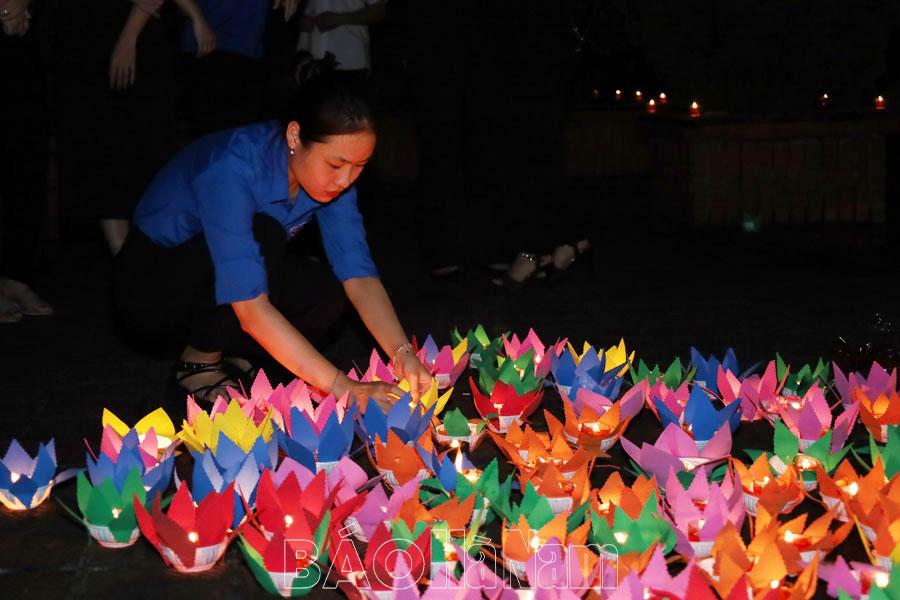 Tỉnh Đoàn tổ chức chương trình thắp nến tri ân các Anh hùng Liệt sỹ tại huyện Thanh Liêm