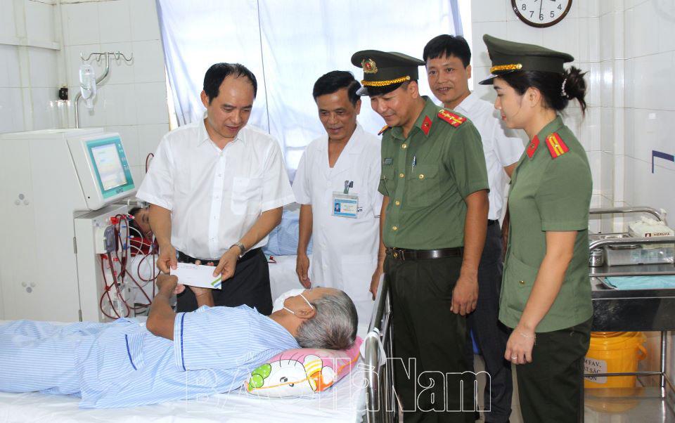 Ban Thanh niên Công an Hà Nam thăm, tặng quà bệnh nhân và cán bộ, chiến sỹ có hoàn cảnh khó khăn