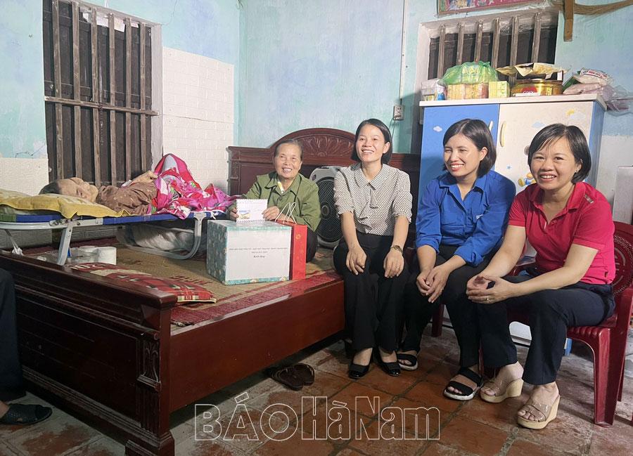 Hội Chữ thập đỏ thị xã Duy Tiên tặng quà cựu thanh niên xung phong