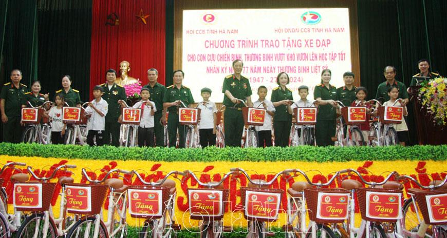 Hội Cựu chiến binh tỉnh trao tặng 50 xe đạp cho con cựu chiến binh, thương binh