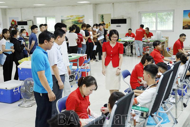 Hơn 200 công nhân trong các KCN tỉnh tham gia Hành trình đỏ 2024