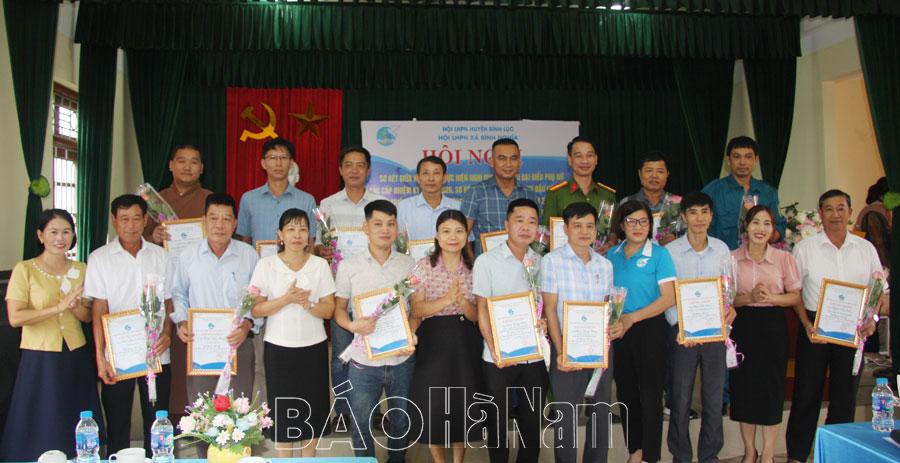 Hội LHPN xã Bình Nghĩa kết nạp 15 hội viên danh dự
