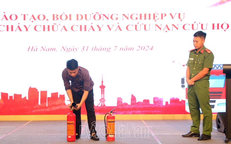 Gần 100 cán bộ, nhân viên Khách sạn Vincom Plaza Phủ Lý được tập huấn nghiệp vụ PCCC&CNCH