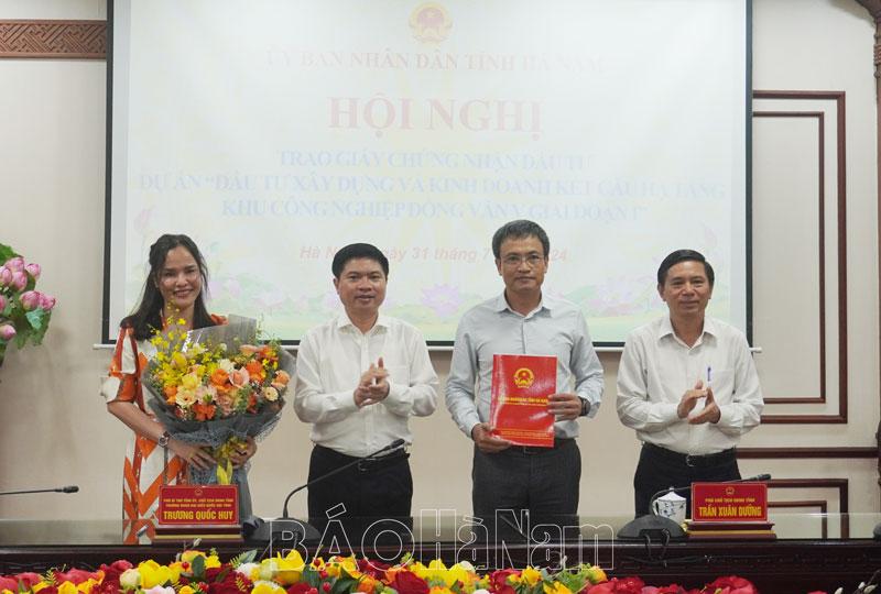 UBND tỉnh trao Giấy chứng nhận đăng ký đầu tư Dự án xây dựng và kinh doanh kết cấu hạ tầng KCN Đồng Văn V, giai đoạn I