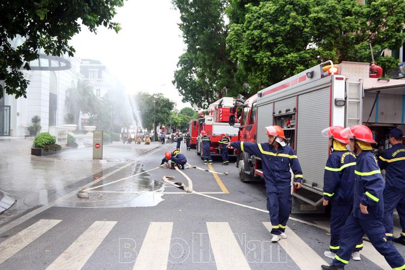 Thực tập phương án chữa cháy, cứu nạn cứu hộ tại Khách sạn Vincom Plaza Phủ Lý