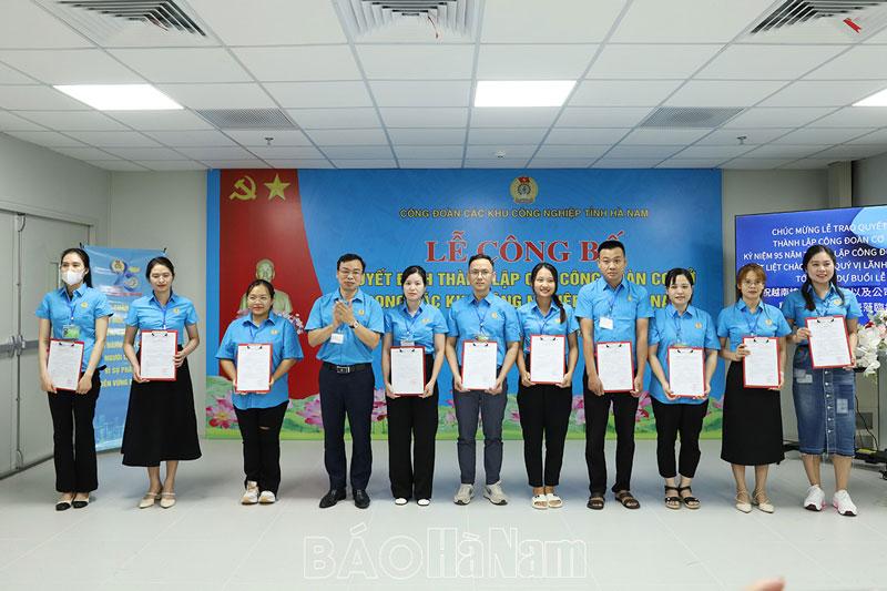 Công đoàn các KCN tỉnh công bố các quyết định thành lập 10 công đoàn cơ sở