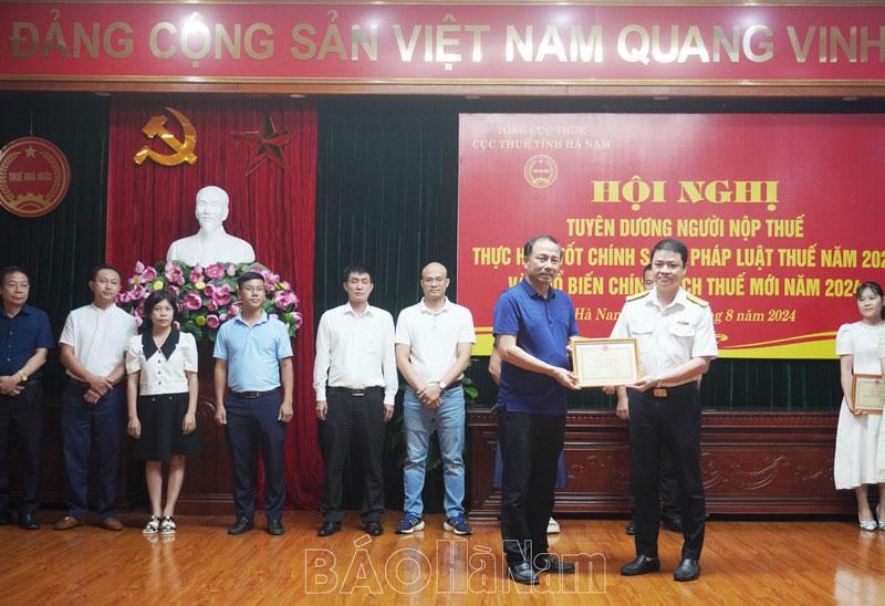 Cục Thuế tỉnh tuyên dương các tổ chức, cá nhân chấp hành tốt chính sách, pháp luật thuế
