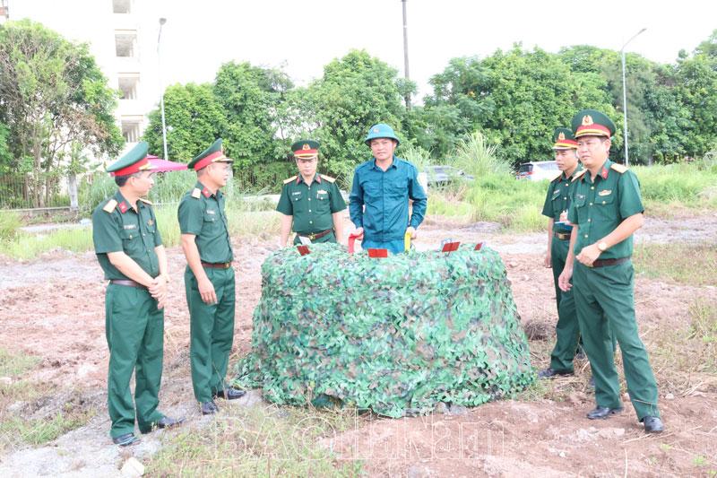 Kiểm tra công tác phòng không nhân dân tại thành phố Phủ Lý