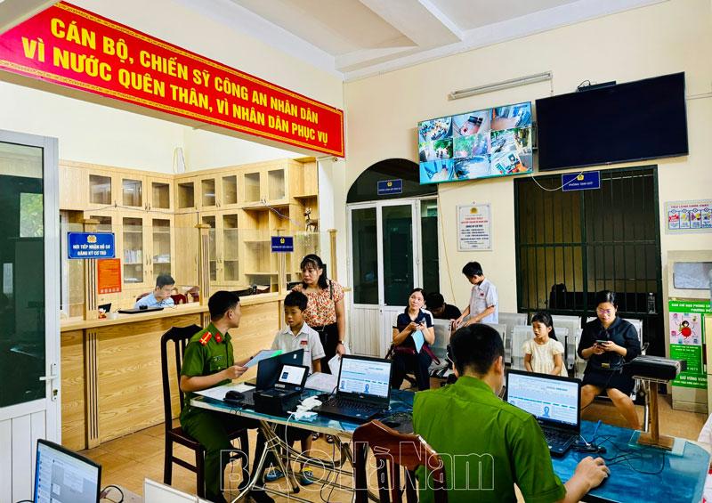 Công an Bình Lục lập tổ lưu động cấp thẻ căn cước cho công dân tại Hà Nội