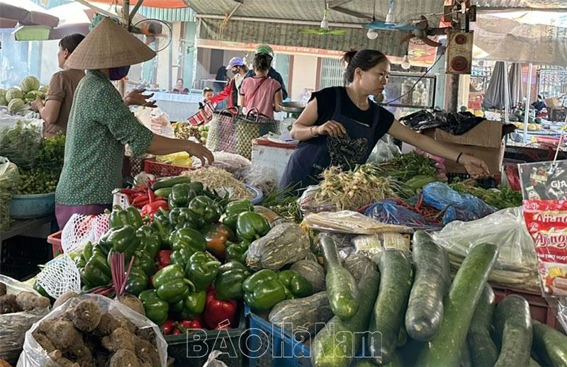 Nhiều mặt hàng thực phẩm, rau xanh tại chợ truyền thống tăng giá