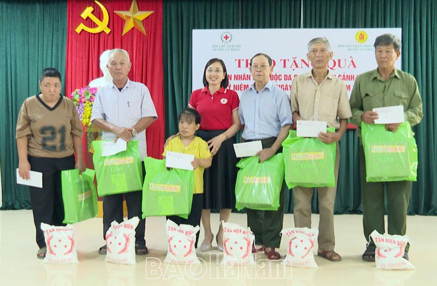 Hội Chữ thập đỏ huyện Lý Nhân tặng quà nạn nhân chất độc da cam hoàn cảnh khó khăn