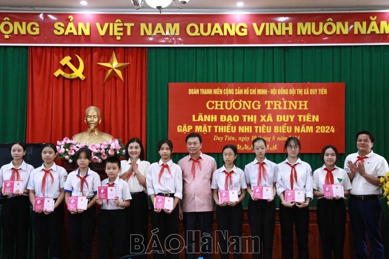 Gặp mặt, tuyên dương đội viên, thiếu nhi tiêu biểu thị xã Duy Tiên