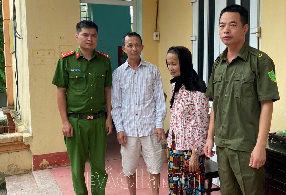 Cụ bà hơn 60 tuổi đi lạc được Công an giúp đỡ đưa về với người thân