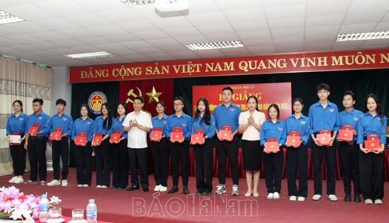 Thành ủy Phủ Lý bế giảng lớp bồi dưỡng lý luận chính trị dành cho đảng viên mới