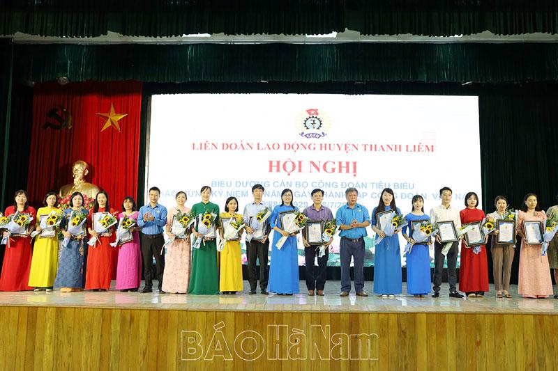 Liên đoàn Lao động huyện Thanh Liêm biểu dương cán bộ công đoàn tiêu biểu