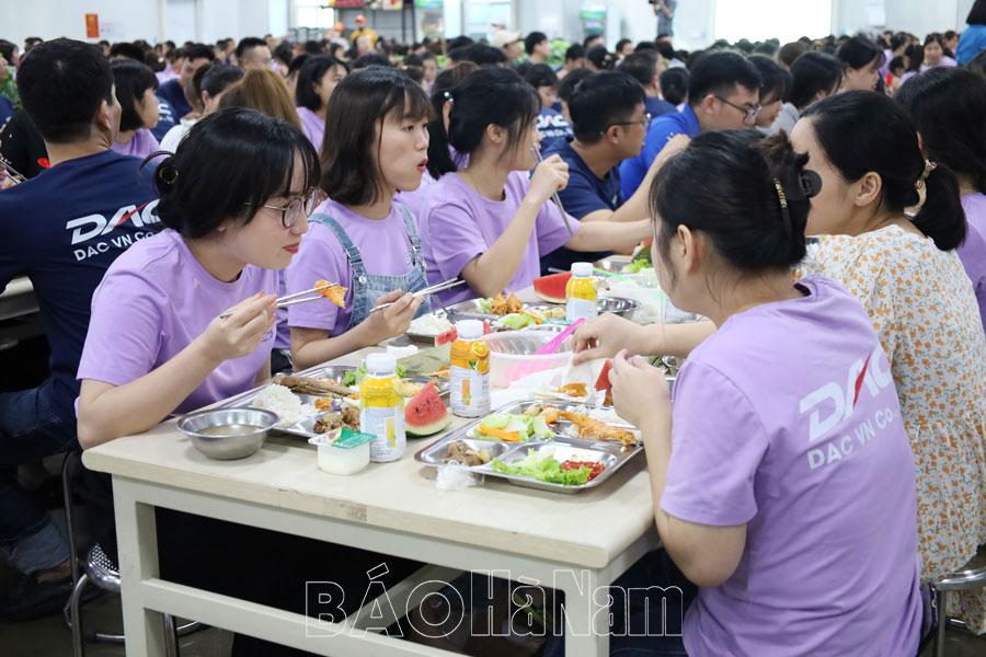 LĐLĐ huyện Bình Lục tổ chức "Bữa cơm công đoàn"