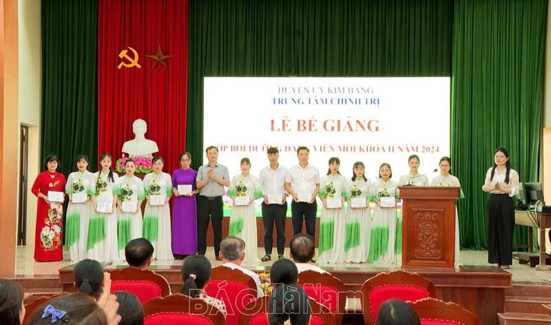 Kim Bảng bế giảng lớp bồi dưỡng lý luận chính trị dành cho đảng viên mới