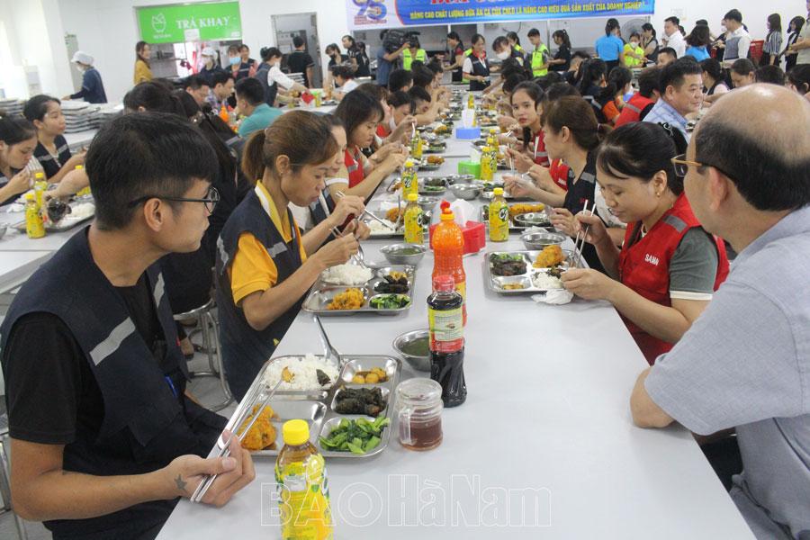 LĐLĐ huyện Thanh Liêm phối hợp tổ chức “Bữa cơm công đoàn”