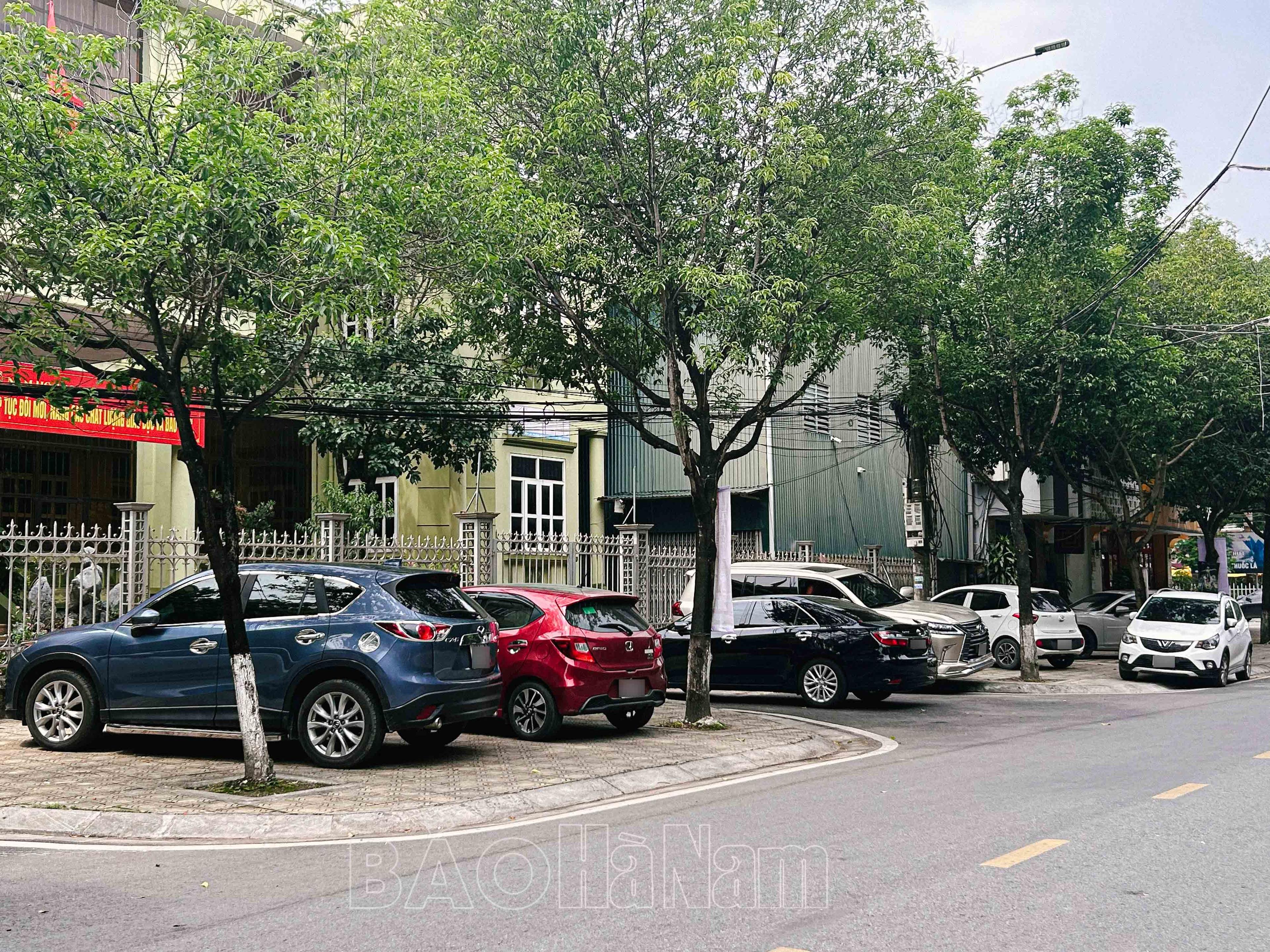 Khi vỉa hè không còn "chỗ" cho người đi bộ