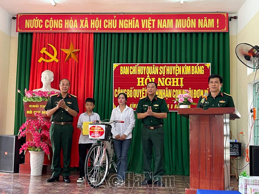 Ban CHQS huyện Kim Bảng nhận 01 học sinh ở xã Nguyễn Úy làm “Con nuôi đơn vị”