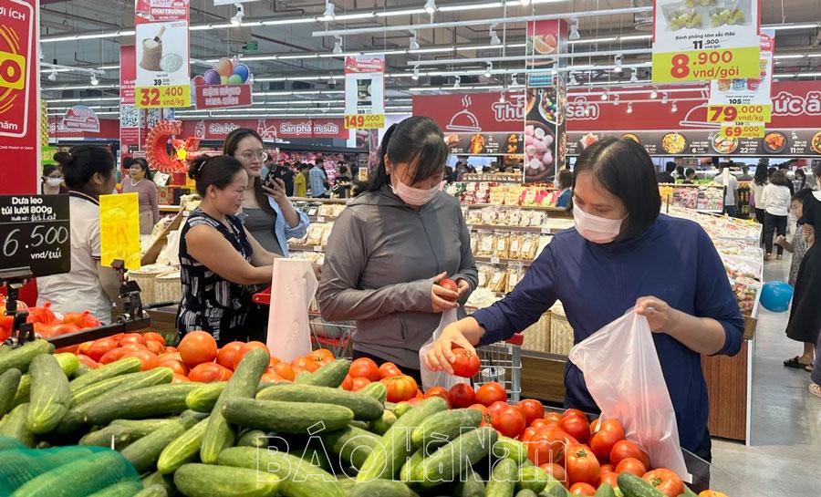 Siêu thị GO! Hà Nam thu hút đông đảo người dân đến tham quan, mua sắm