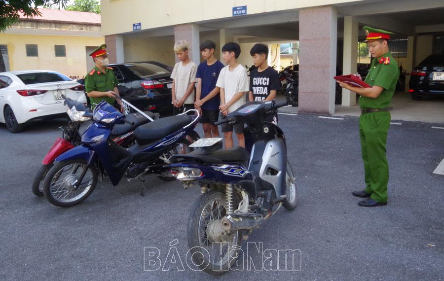Công an TP. Phủ Lý bắt giữ nhóm thanh, thiếu niên “chặt biển số xe máy” cướp tài sản