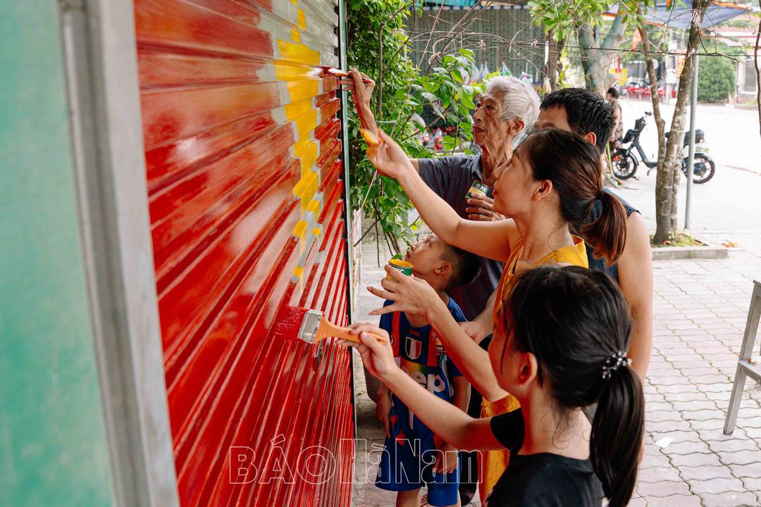 Người Hà Nam lan tỏa lòng yêu nước bằng hình ảnh cờ đỏ sao vàng