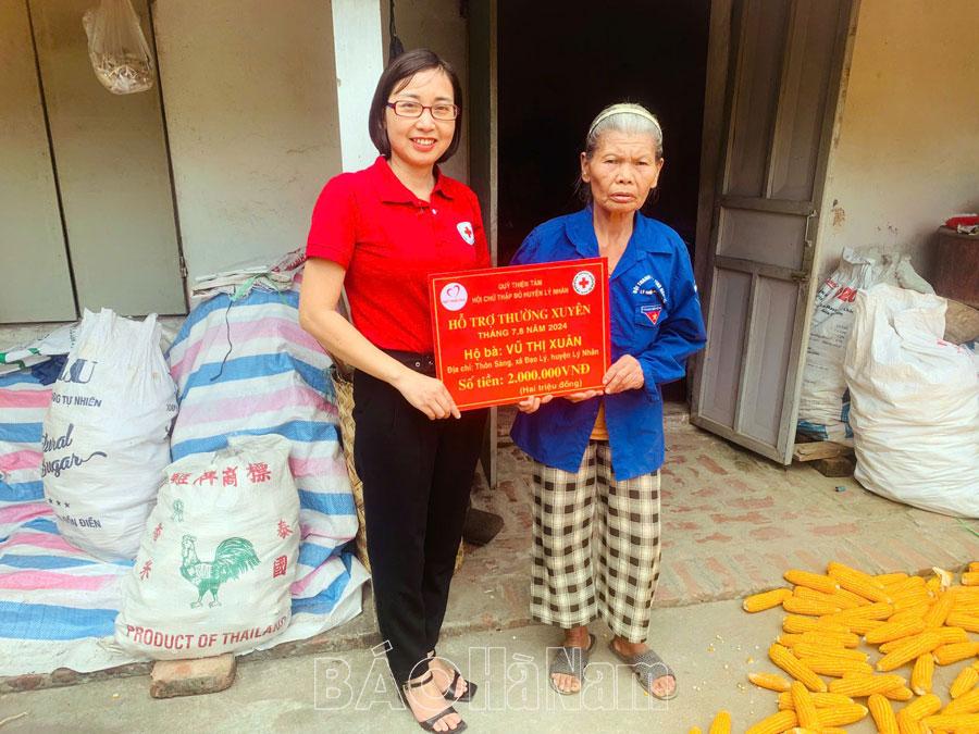 Hội Chữ thập đỏ Lý Nhân trao kinh phí hỗ trợ cho địa chỉ nhân đạo tại xã Đạo Lý