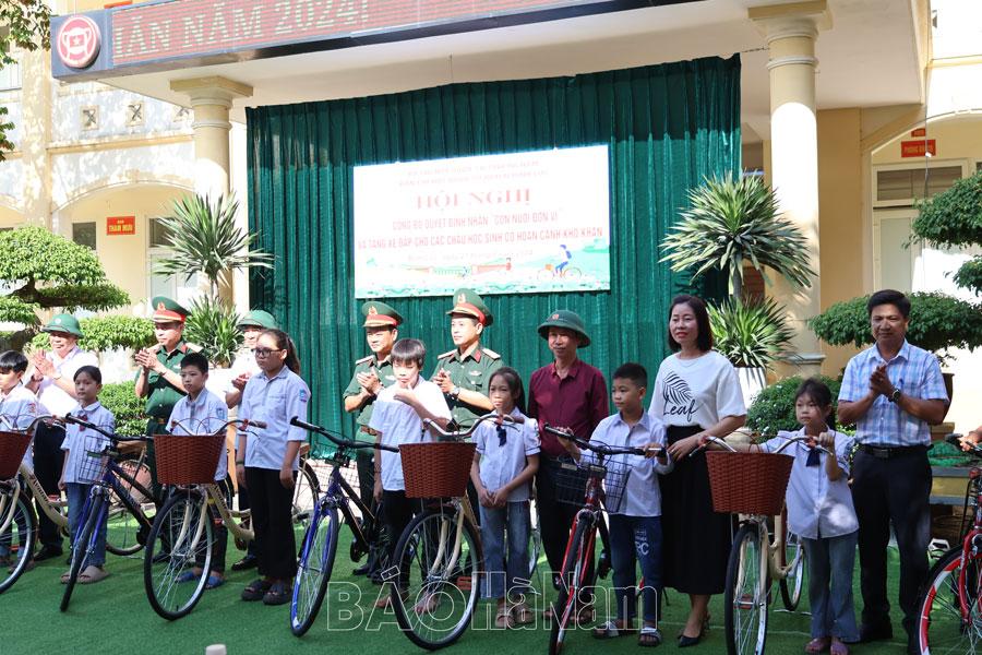 Ban CHQS huyện Bình Lục tổ chức chương trình “Cùng em đến trường” và nhận "Con nuôi đơn vị"