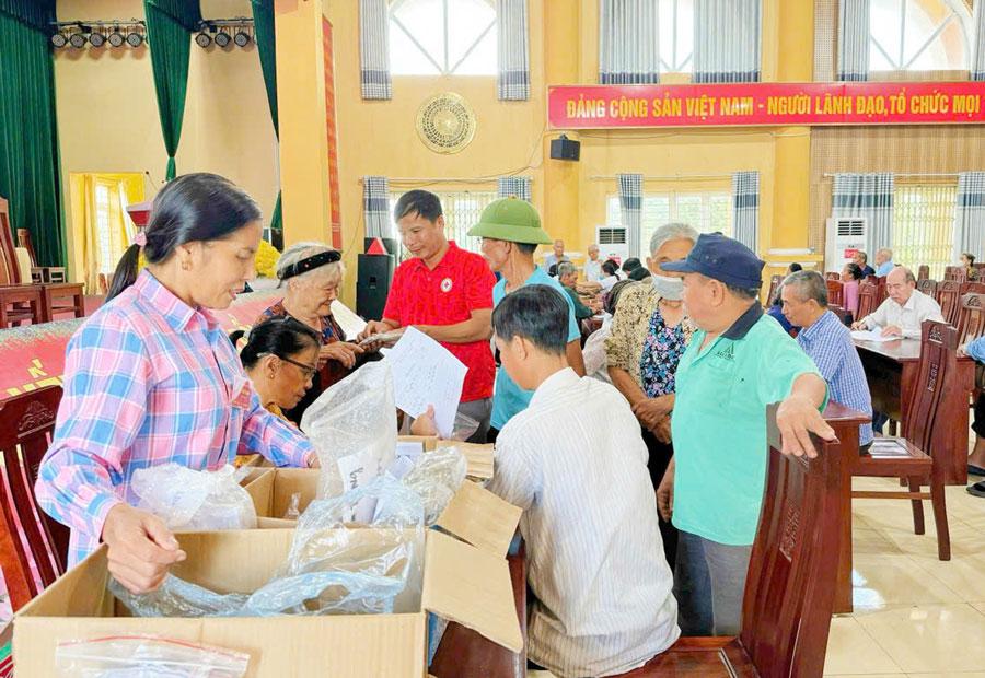 Phối hợp khám bệnh, cấp thuốc miễn phí tại xã Đức Lý