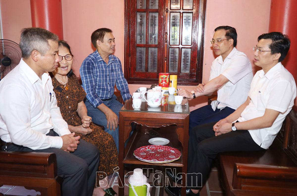 Các đồng chí lãnh đạo tỉnh thăm, tặng quà nhân dịp Quốc khánh