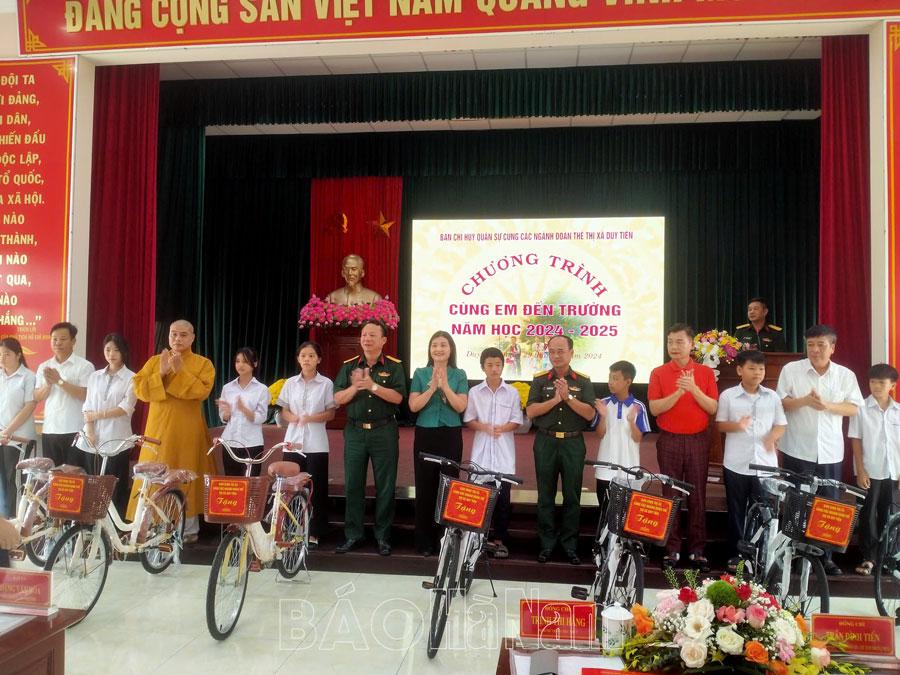 Ban CHQS thị xã Duy Tiên phối hợp tổ chức chương trình “Cùng em đến trường”