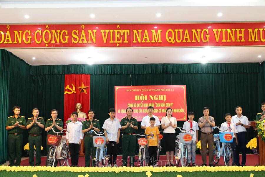 Ban CHQS thành phố Phủ Lý công bố quyết định nhận “Con nuôi đơn vị”