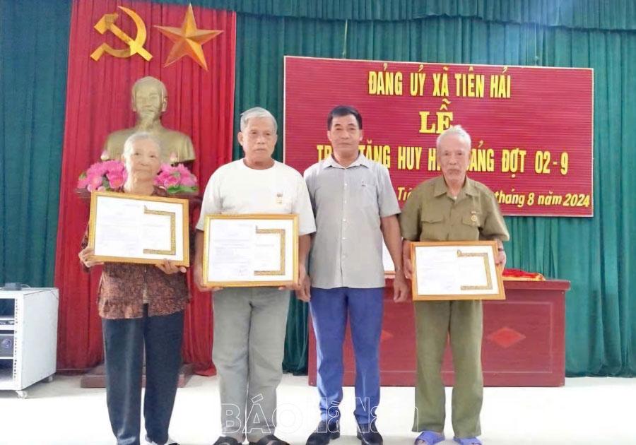 Đảng bộ thành phố Phủ Lý trao huy hiệu Đảng cho 247 đảng viên nhân dịp Quốc khánh 2/9