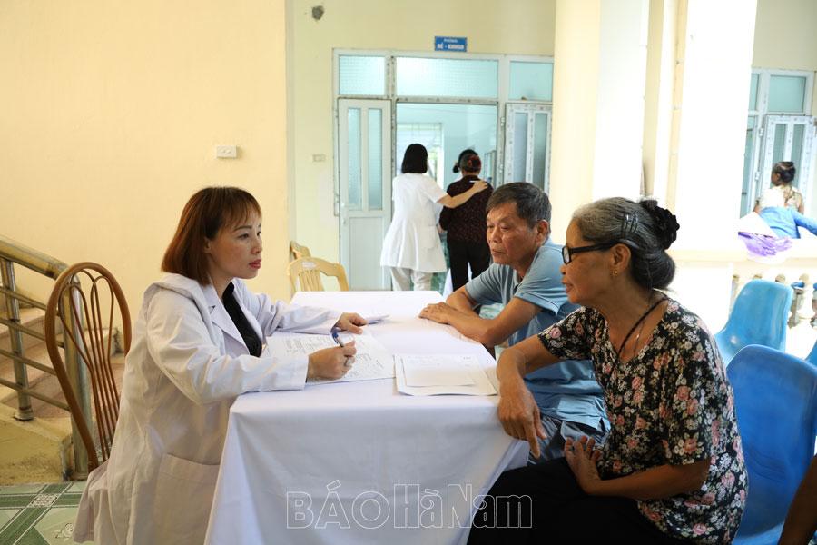 Gần 500 người cao tuổi ở thành phố Phủ Lý được khám sàng lọc thính lực