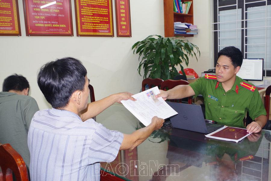 Công an thị xã Duy Tiên vận động người dân giao nộp giấy tờ giả của cơ quan, tổ chức
