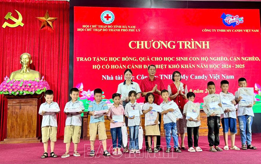 Tặng 40 suất quà cho học sinh nghèo, hoàn cảnh khó khăn tại xã Liêm Tiết