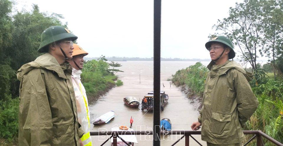 Công an Hà Nam hỗ trợ nhân dân ứng phó với bão số 3