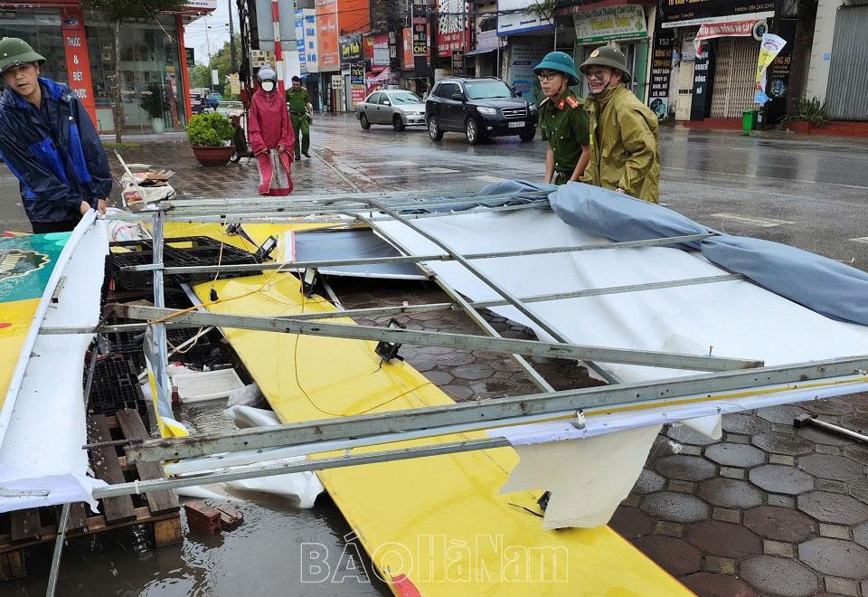 Công an Hà Nam giúp dân khắc phục hậu quả sau cơn bão số 3