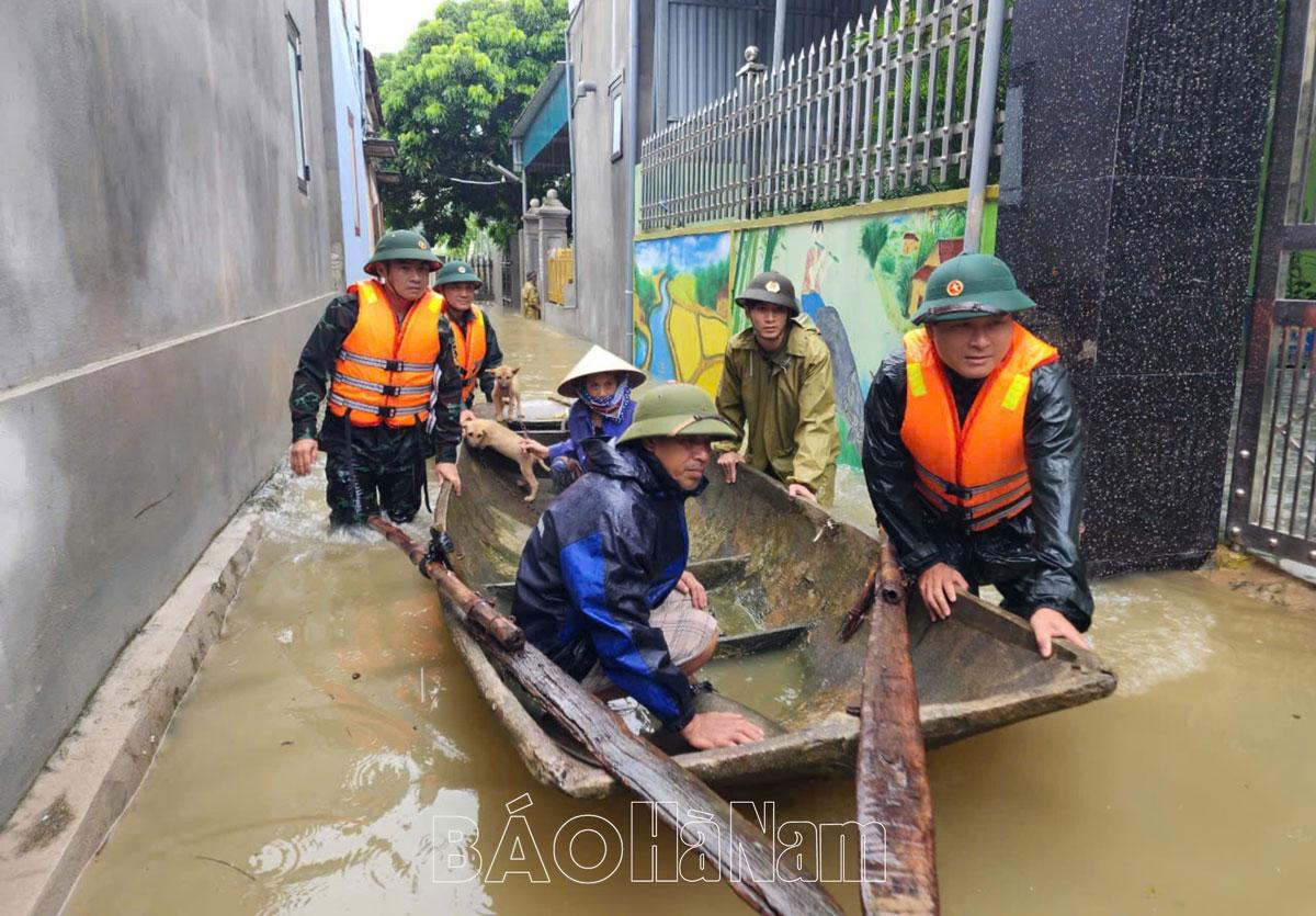 LLVT huyện Thanh Liêm giúp đỡ nhân dân vùng bị ngập lụt
