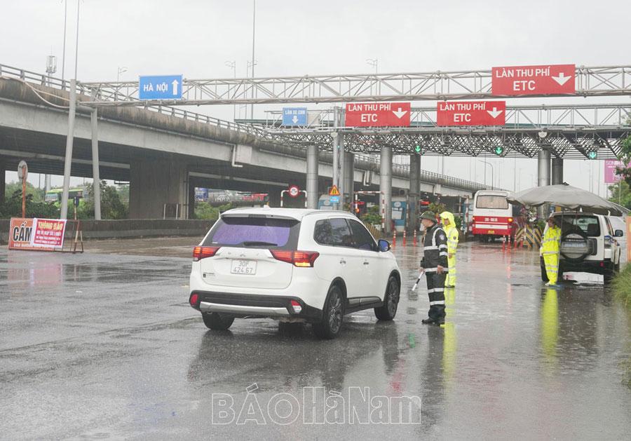 Nước lũ sông Đáy gây ngập quốc lộ 1A đoạn qua địa bàn xã Tiên Tân