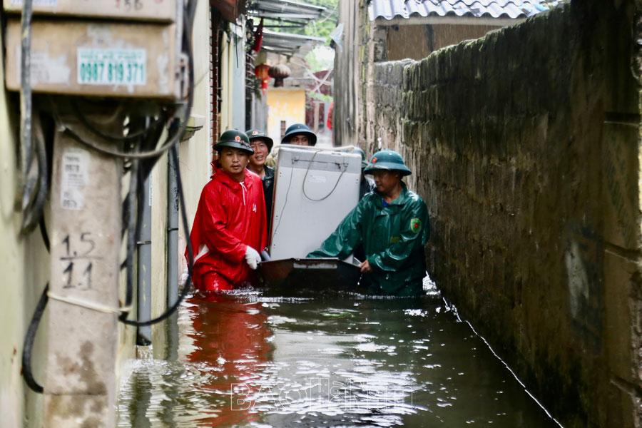 LLVT thành phố Phủ Lý tham gia chống tràn, hỗ trợ nhân dân ứng phó với mưa, lũ
