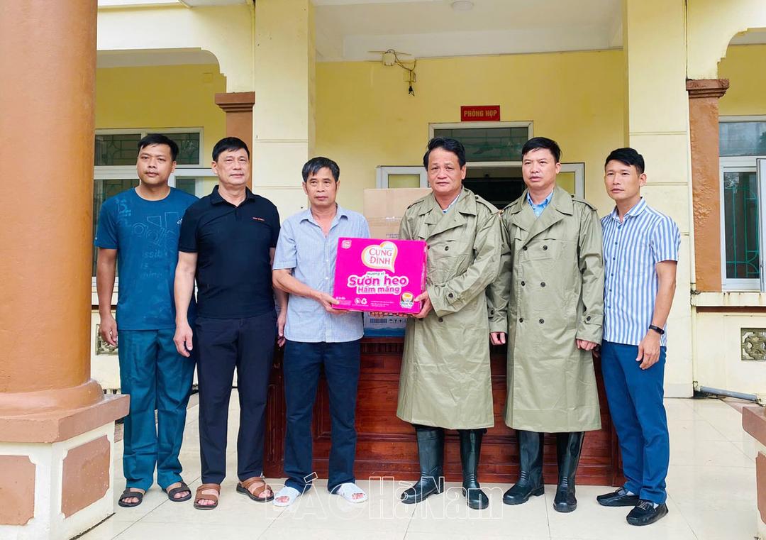 Lãnh đạo thành phố Phủ Lý thăm, tặng quà động viên các hộ dân bị ảnh hưởng do mưa lũ