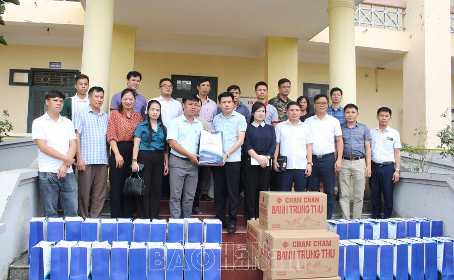 Hội Doanh nhân trẻ tỉnh tặng 50 suất quà cho các hộ dân bị ngập lụt ở xã Phú Phúc