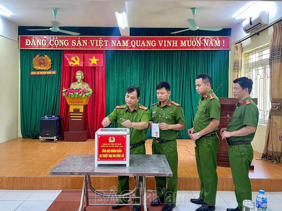 Công an huyện Bình Lục quyên góp ủng hộ đồng bào bị thiệt hại do bão, lũ gây ra