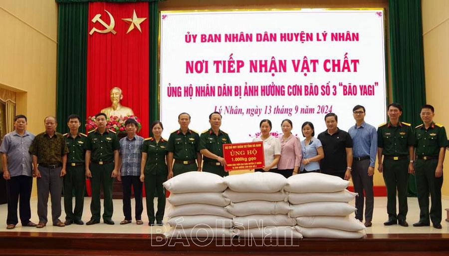 Bộ CHQS tỉnh ủng hộ 2 tấn gạo cho các địa phương bị ảnh hưởng do bão