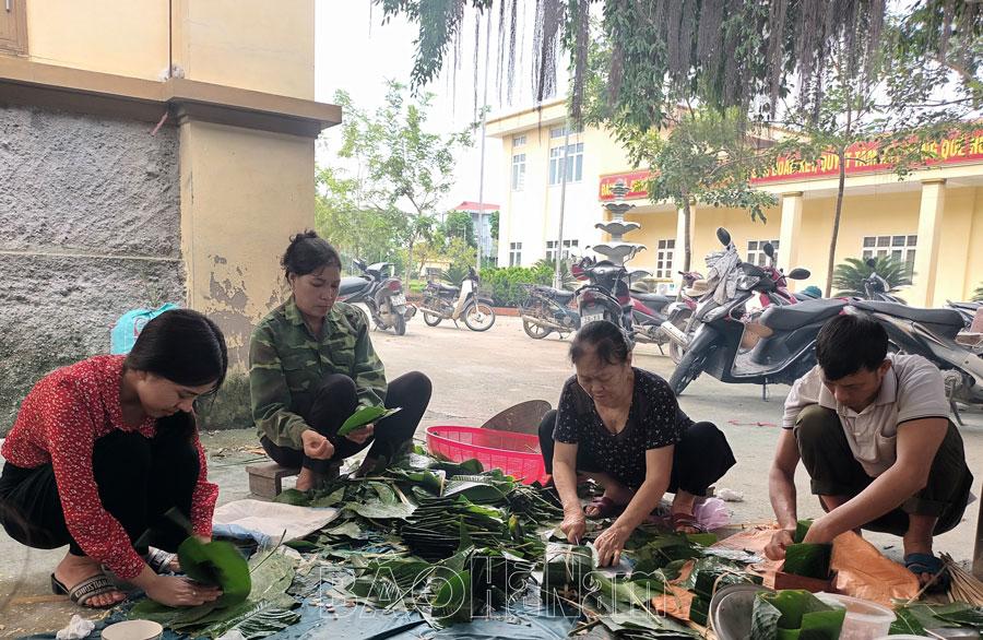 Hội LHPN xã Liêm Sơn gói bánh chưng ủng hộ người dân vùng bị ngập lụt