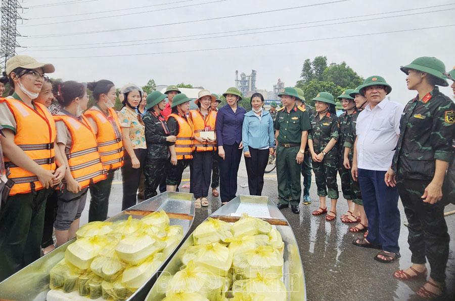 Ấm tình "Bếp ăn 0 đồng" mùa lụt ở Bồng Lạng